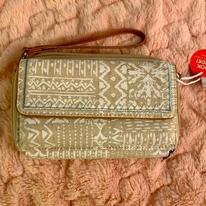 Sakroots
Luna Smartphone Crossbody